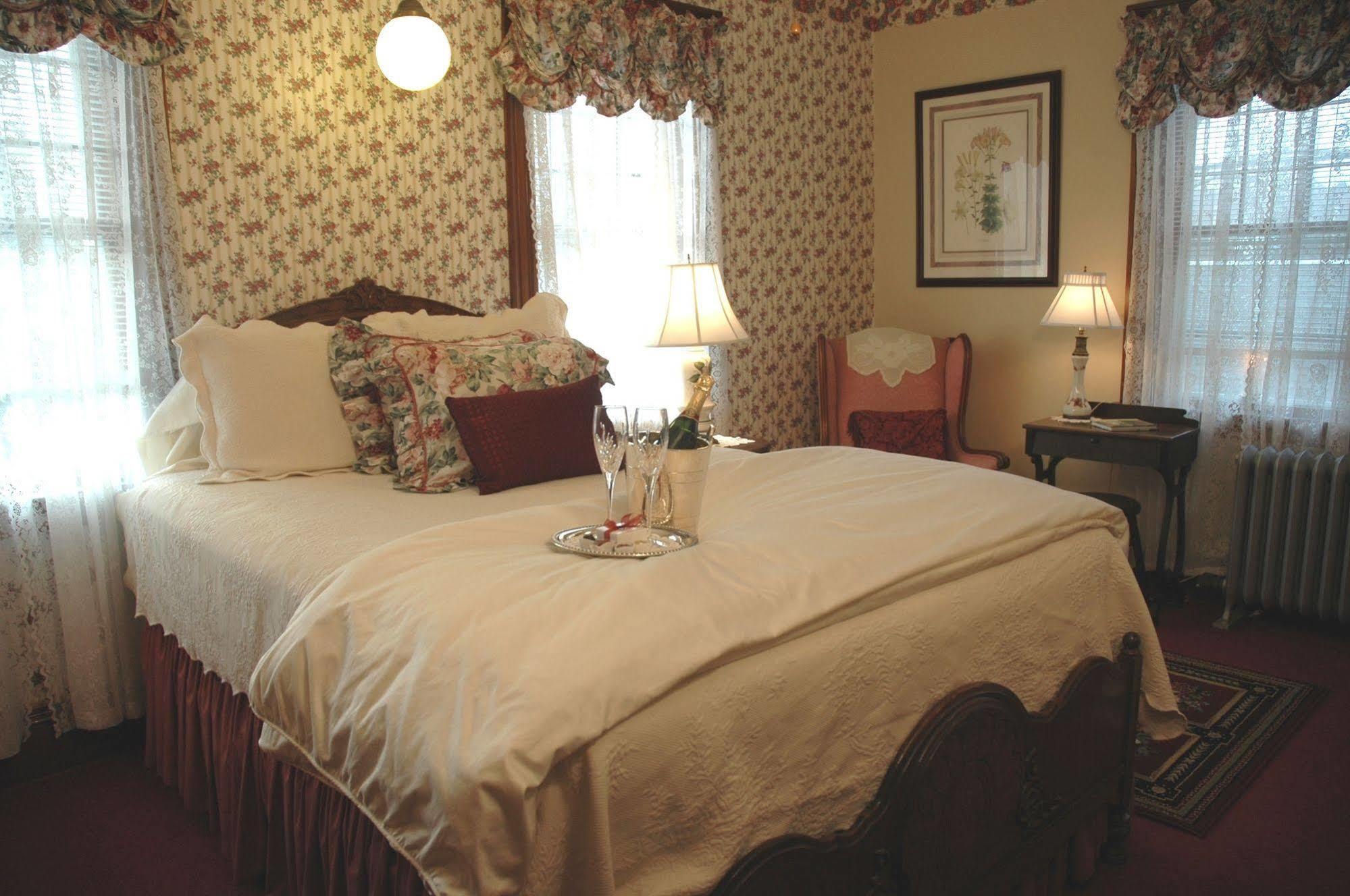 Palmer House Inn Фалмът Екстериор снимка